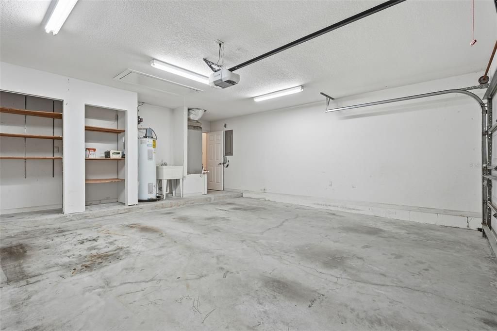 Под контрактом: $420,000 (3 спален, 2 ванн, 2000 Квадратных фут)