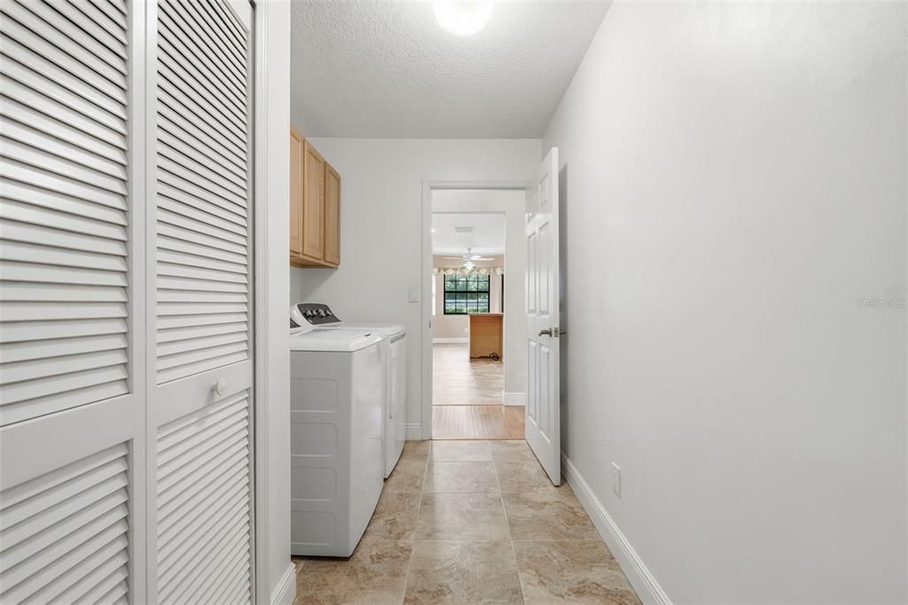 Под контрактом: $420,000 (3 спален, 2 ванн, 2000 Квадратных фут)