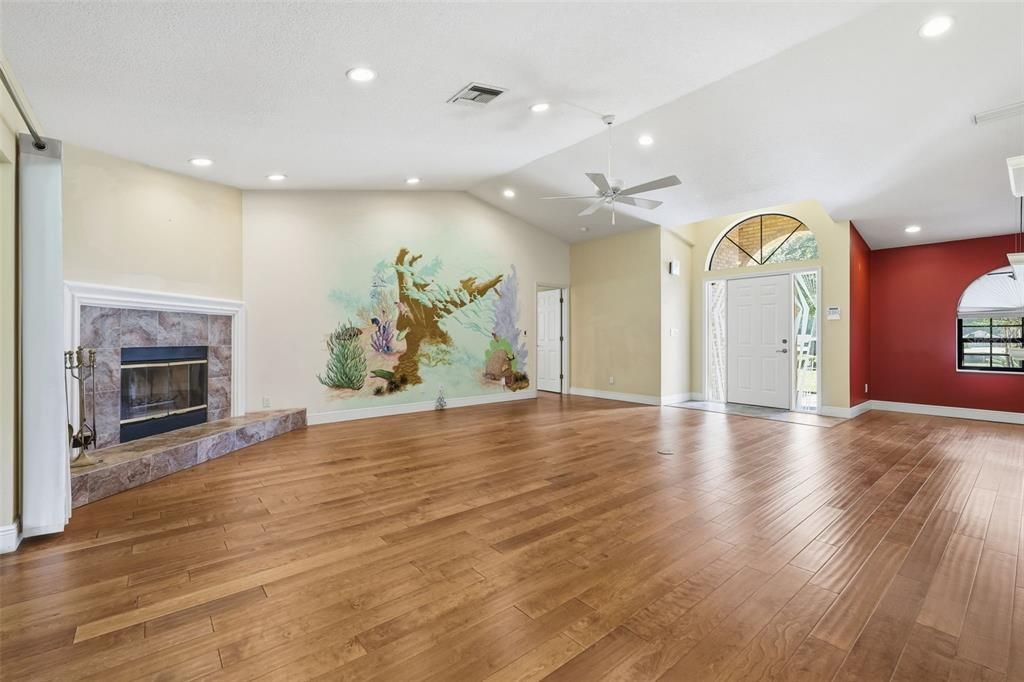 Под контрактом: $420,000 (3 спален, 2 ванн, 2000 Квадратных фут)