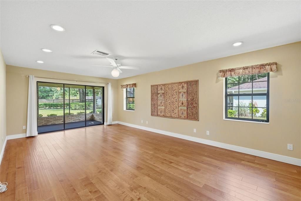 Под контрактом: $420,000 (3 спален, 2 ванн, 2000 Квадратных фут)