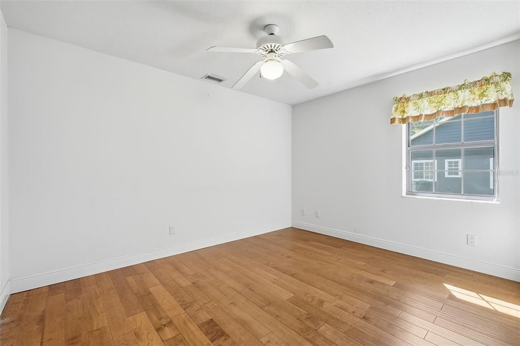 Под контрактом: $420,000 (3 спален, 2 ванн, 2000 Квадратных фут)