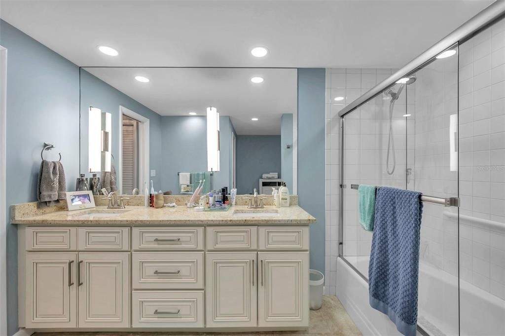 Activo con contrato: $3,950 (1 camas, 1 baños, 1320 Pies cuadrados)