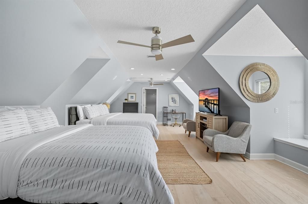 待售: $3,250,000 (5 贝兹, 4 浴室, 8180 平方英尺)