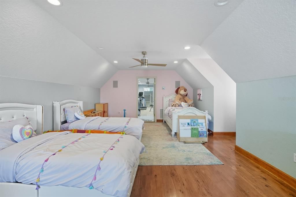 待售: $3,250,000 (5 贝兹, 4 浴室, 8180 平方英尺)