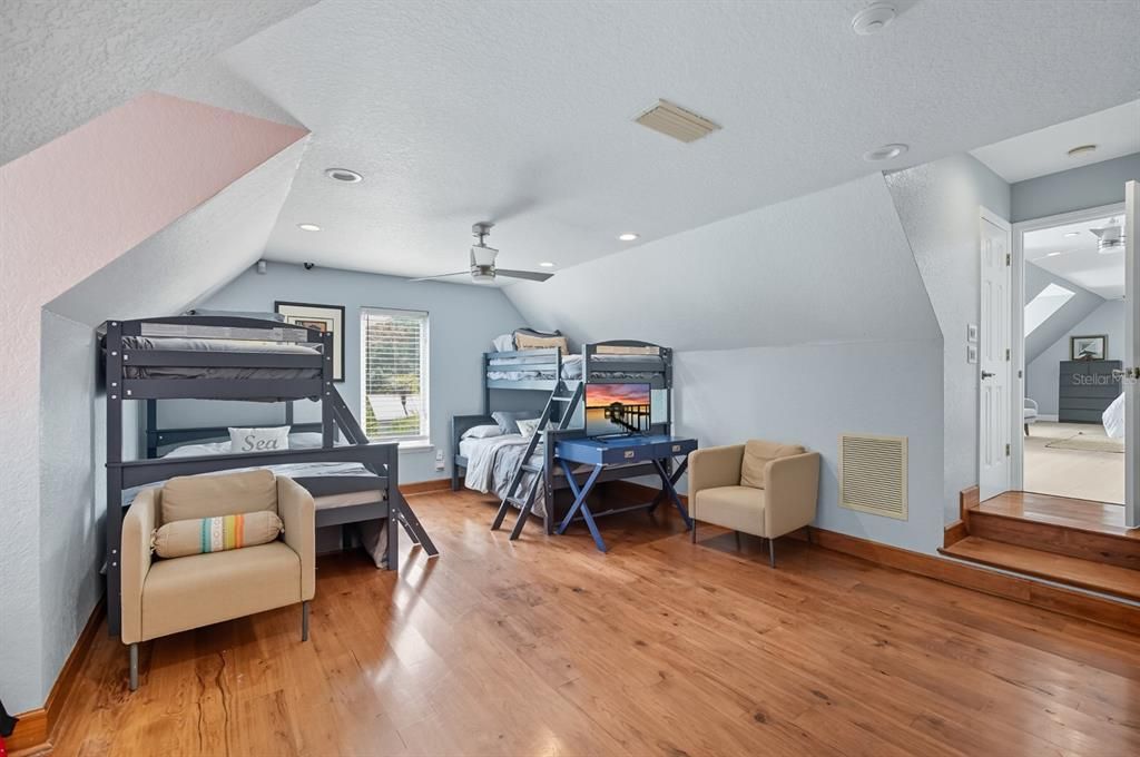 待售: $3,250,000 (5 贝兹, 4 浴室, 8180 平方英尺)