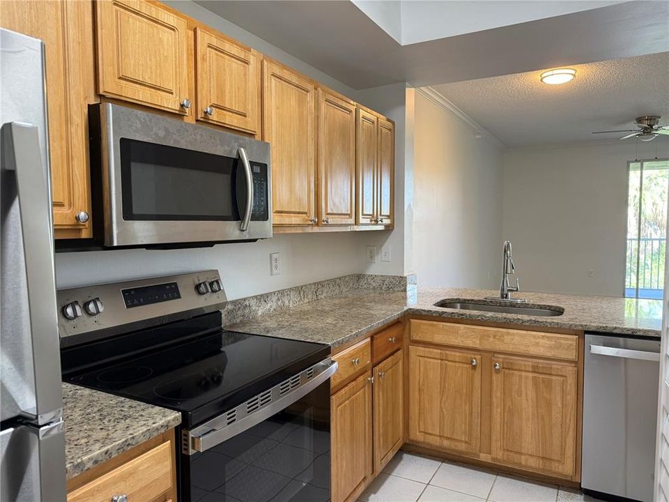 Active With Contract: $2,000 (3 beds, 3 baths, 1359 Square Feet)