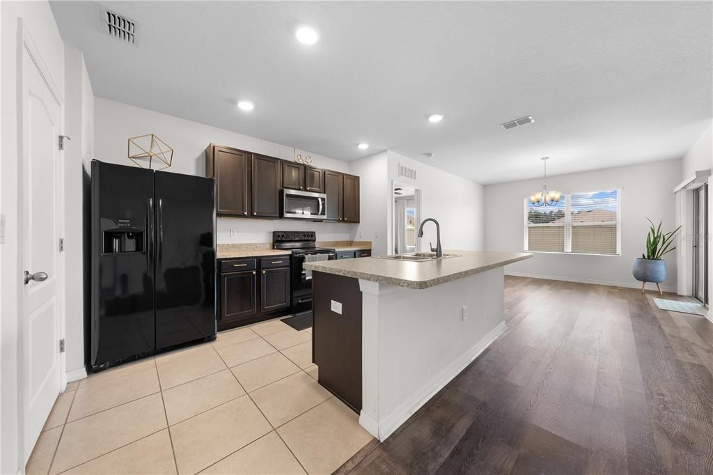 Activo con contrato: $325,000 (3 camas, 2 baños, 1690 Pies cuadrados)