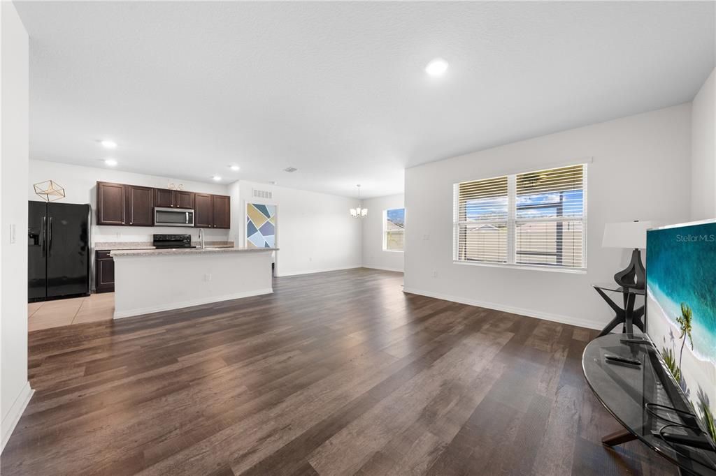 Activo con contrato: $325,000 (3 camas, 2 baños, 1690 Pies cuadrados)