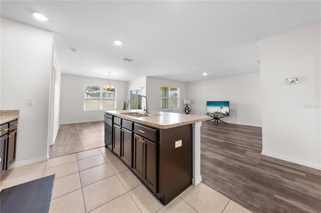 Activo con contrato: $325,000 (3 camas, 2 baños, 1690 Pies cuadrados)