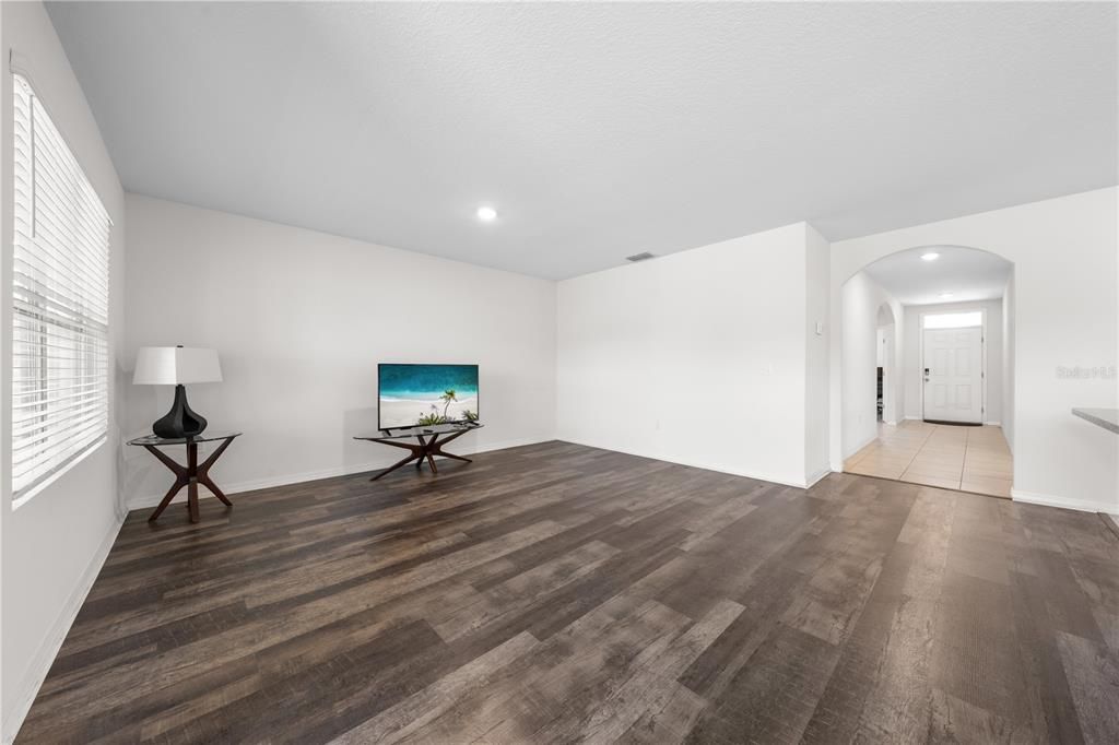 Activo con contrato: $325,000 (3 camas, 2 baños, 1690 Pies cuadrados)