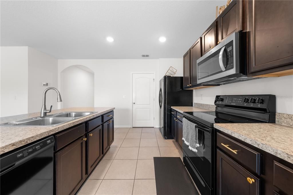 Activo con contrato: $325,000 (3 camas, 2 baños, 1690 Pies cuadrados)