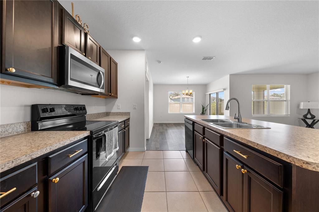 Activo con contrato: $325,000 (3 camas, 2 baños, 1690 Pies cuadrados)