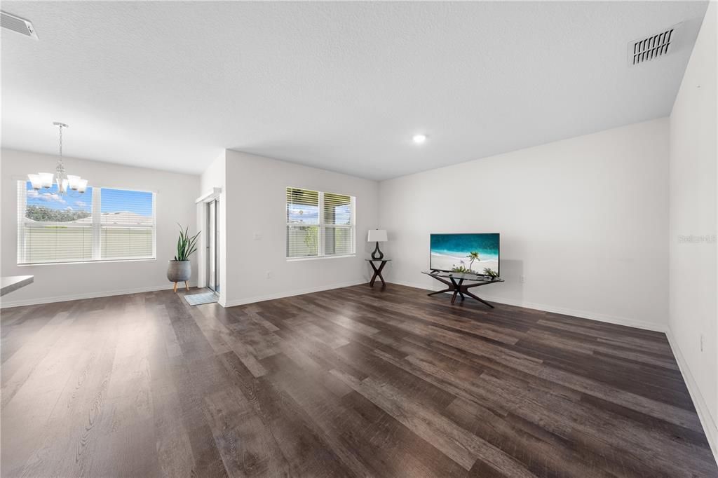 Activo con contrato: $325,000 (3 camas, 2 baños, 1690 Pies cuadrados)