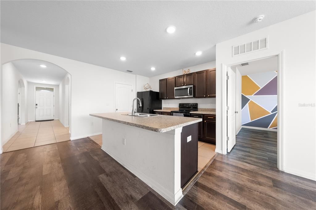 Activo con contrato: $325,000 (3 camas, 2 baños, 1690 Pies cuadrados)