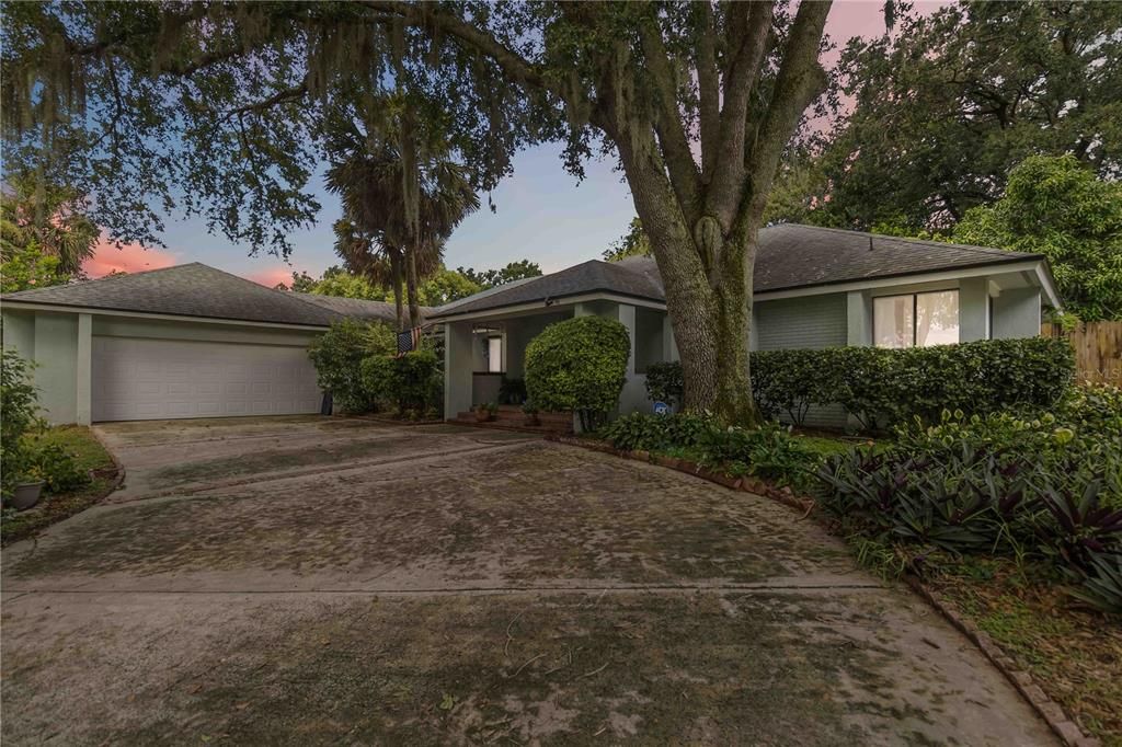 合同活跃: $875,000 (4 贝兹, 2 浴室, 2732 平方英尺)