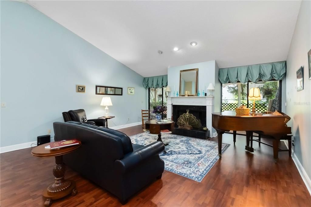 合同活跃: $875,000 (4 贝兹, 2 浴室, 2732 平方英尺)