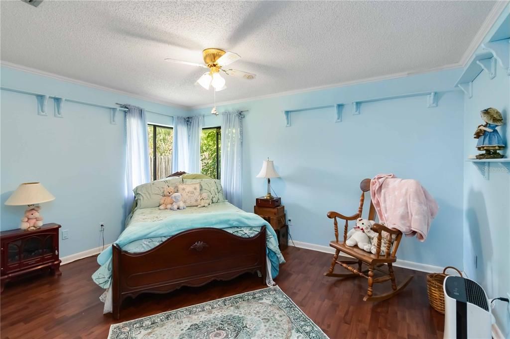 合同活跃: $875,000 (4 贝兹, 2 浴室, 2732 平方英尺)