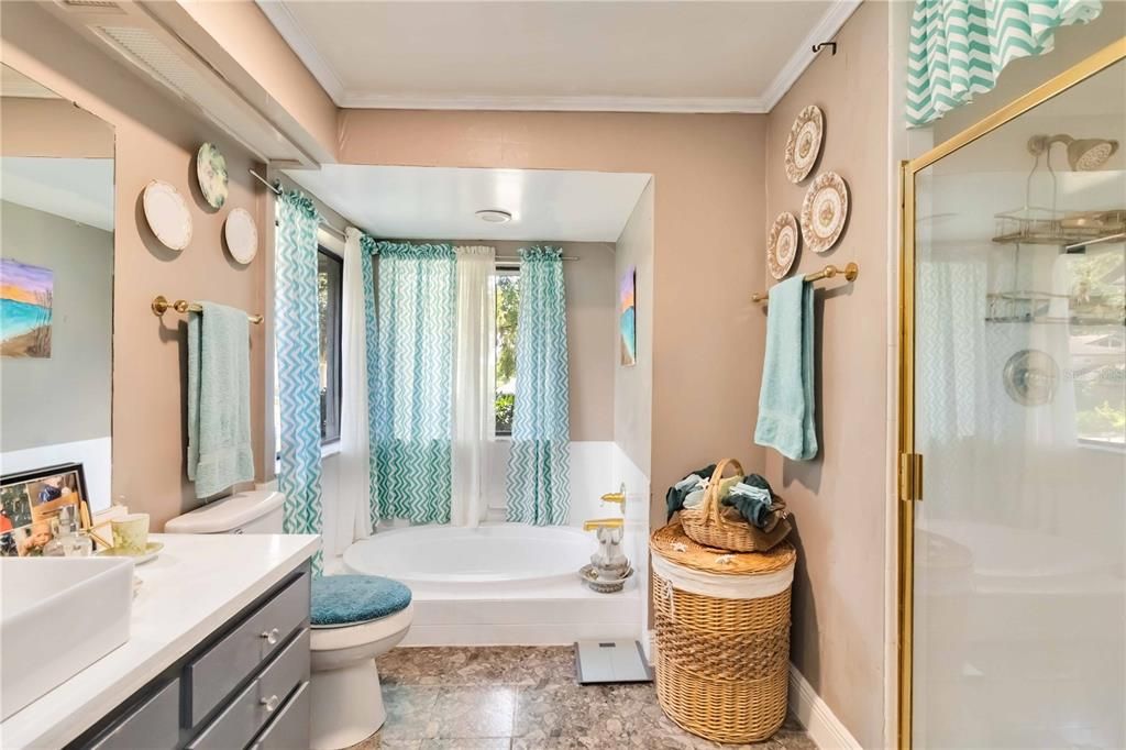 合同活跃: $875,000 (4 贝兹, 2 浴室, 2732 平方英尺)