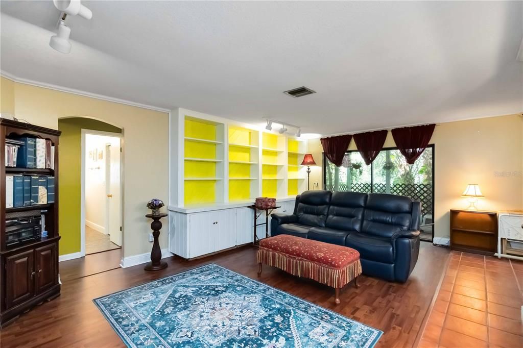 合同活跃: $875,000 (4 贝兹, 2 浴室, 2732 平方英尺)