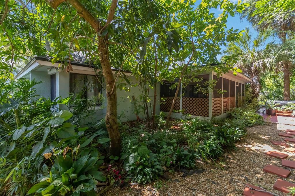 合同活跃: $875,000 (4 贝兹, 2 浴室, 2732 平方英尺)