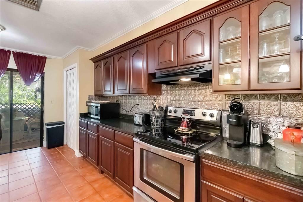 合同活跃: $875,000 (4 贝兹, 2 浴室, 2732 平方英尺)