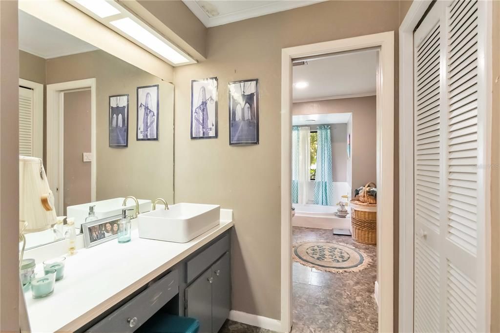 合同活跃: $875,000 (4 贝兹, 2 浴室, 2732 平方英尺)