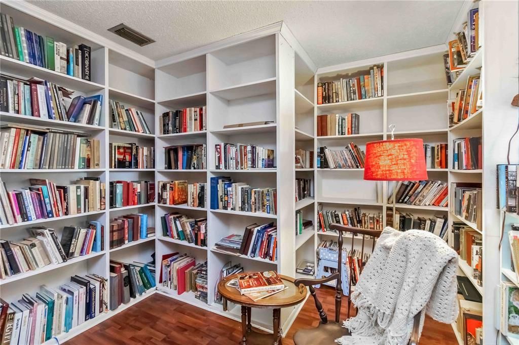 合同活跃: $875,000 (4 贝兹, 2 浴室, 2732 平方英尺)