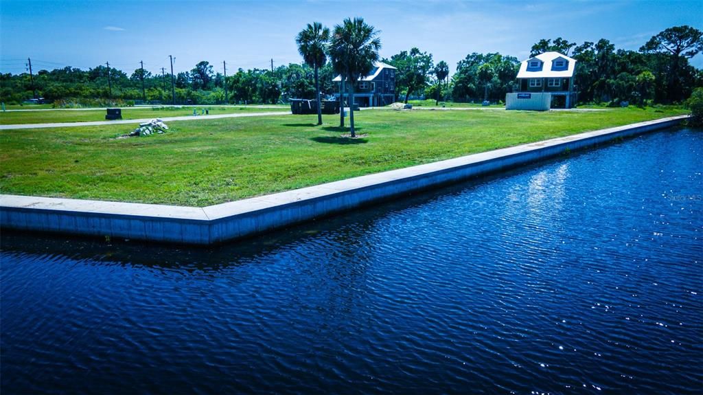 На продажу: $299,900 (0.09 acres)