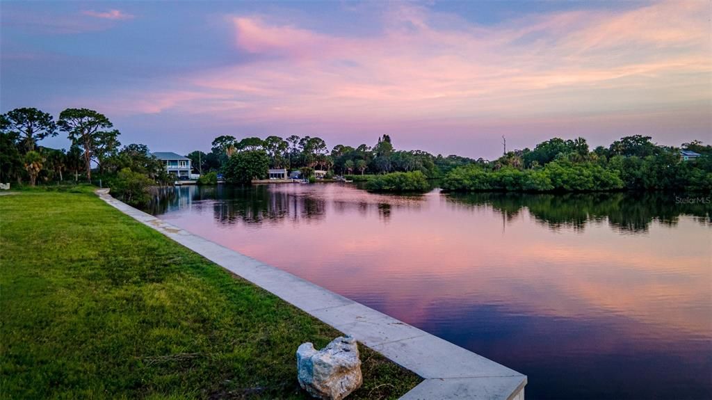 На продажу: $299,900 (0.09 acres)