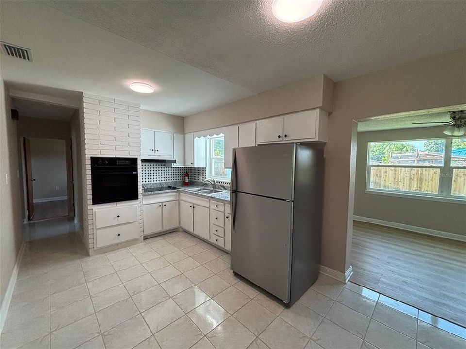 For Rent: $2,350 (2 beds, 1 baths, 1090 Square Feet)