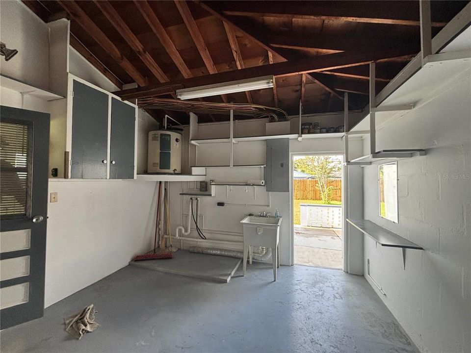 For Rent: $2,350 (2 beds, 1 baths, 1090 Square Feet)