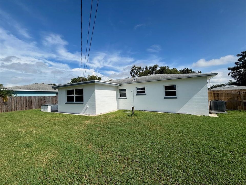 For Rent: $2,350 (2 beds, 1 baths, 1090 Square Feet)