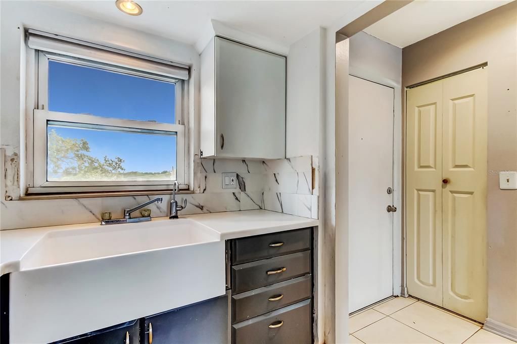 Active With Contract: $119,000 (1 beds, 1 baths, 806 Square Feet)