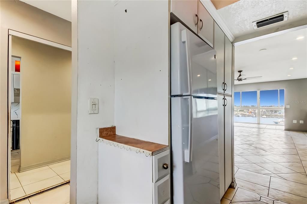 Active With Contract: $119,000 (1 beds, 1 baths, 806 Square Feet)