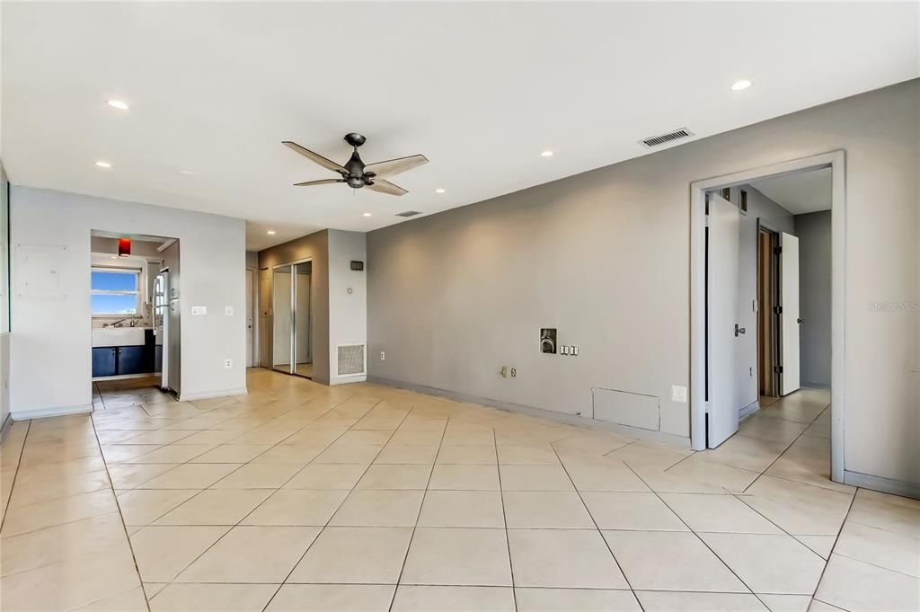 Active With Contract: $119,000 (1 beds, 1 baths, 806 Square Feet)