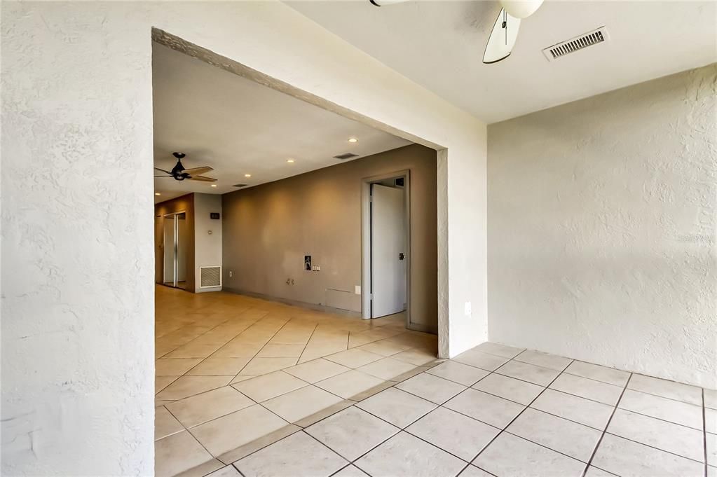 Active With Contract: $119,000 (1 beds, 1 baths, 806 Square Feet)