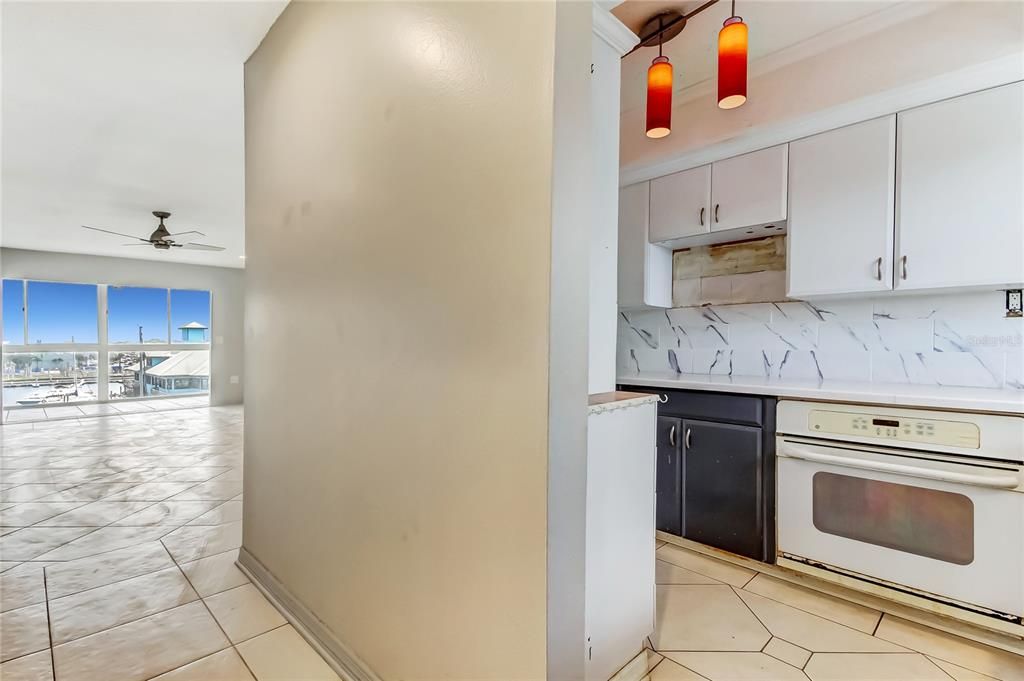 Active With Contract: $119,000 (1 beds, 1 baths, 806 Square Feet)