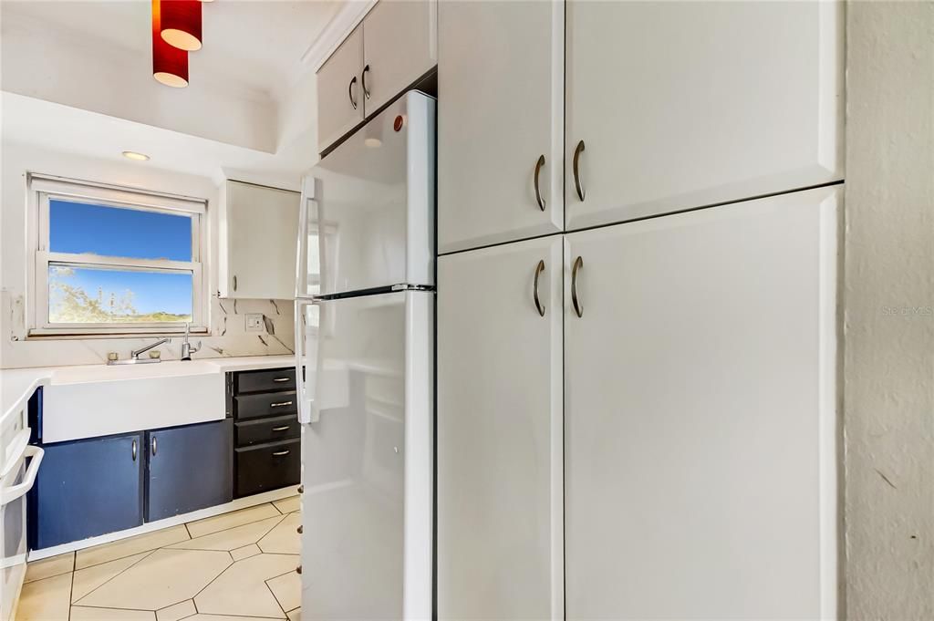 Active With Contract: $119,000 (1 beds, 1 baths, 806 Square Feet)