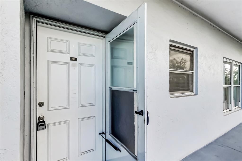 Active With Contract: $119,000 (1 beds, 1 baths, 806 Square Feet)