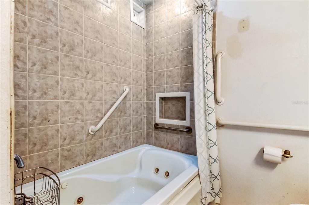 Active With Contract: $119,000 (1 beds, 1 baths, 806 Square Feet)