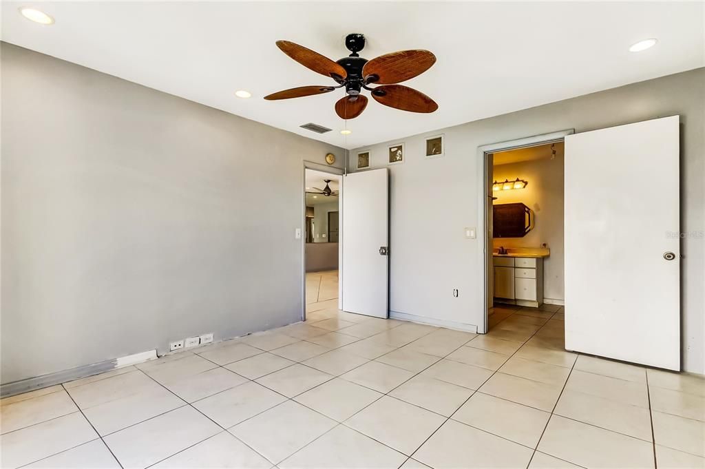 Active With Contract: $119,000 (1 beds, 1 baths, 806 Square Feet)
