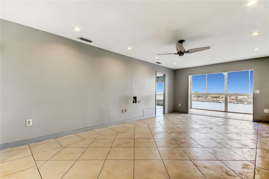 Active With Contract: $119,000 (1 beds, 1 baths, 806 Square Feet)