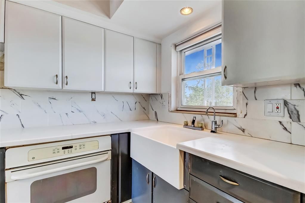 Active With Contract: $119,000 (1 beds, 1 baths, 806 Square Feet)