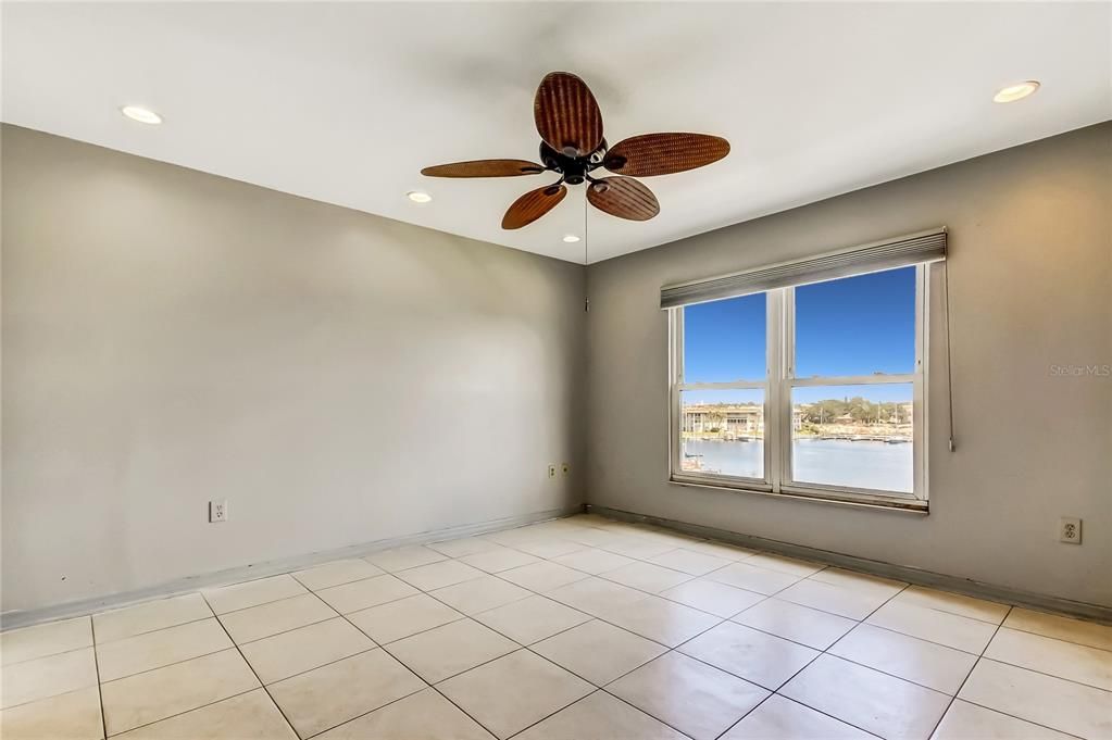 Active With Contract: $119,000 (1 beds, 1 baths, 806 Square Feet)