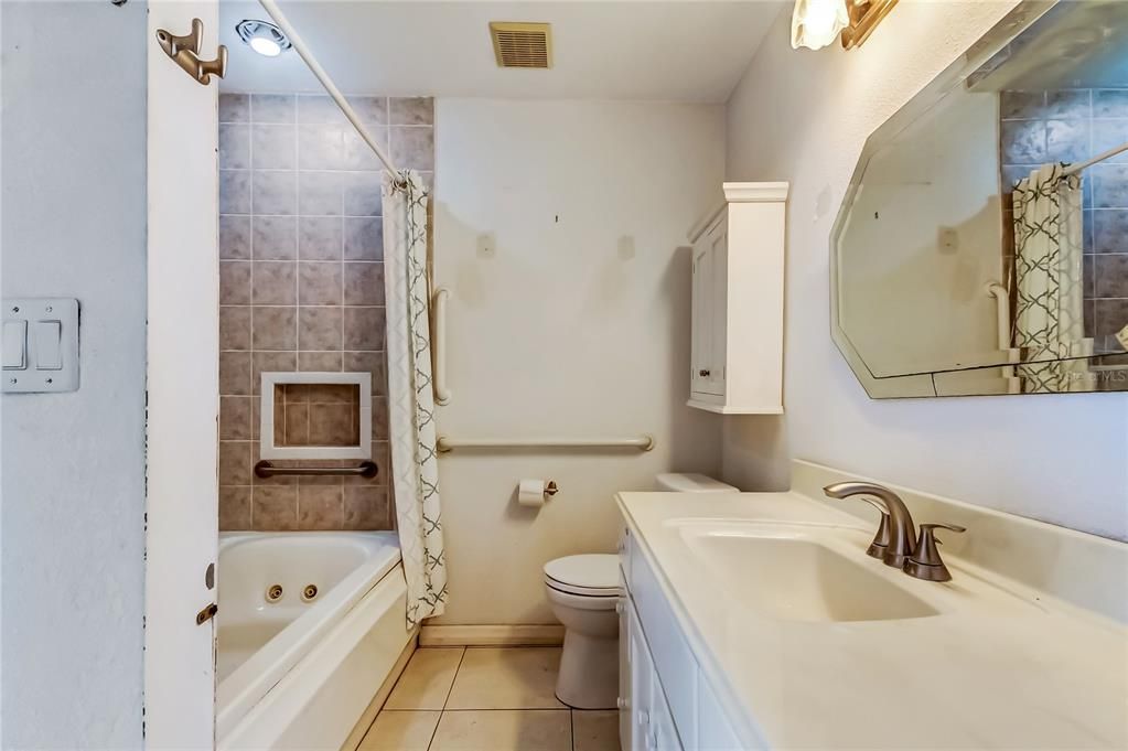 Active With Contract: $119,000 (1 beds, 1 baths, 806 Square Feet)