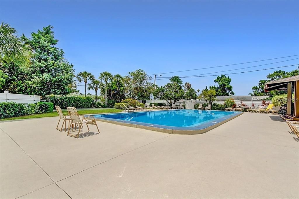 Active With Contract: $119,000 (1 beds, 1 baths, 806 Square Feet)