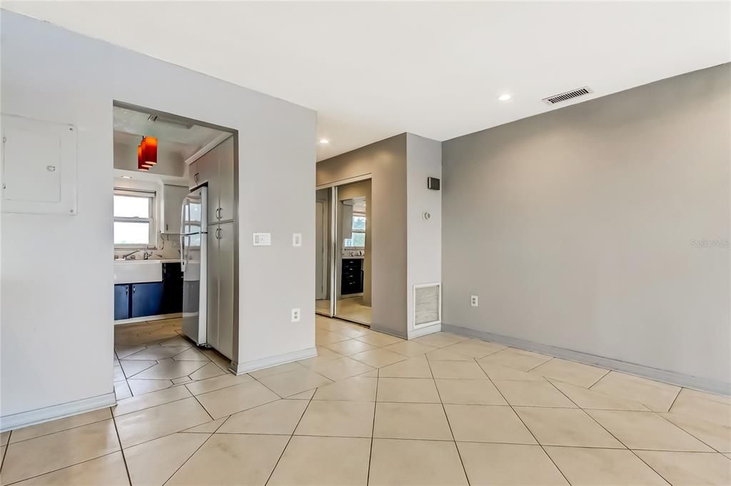 Active With Contract: $119,000 (1 beds, 1 baths, 806 Square Feet)