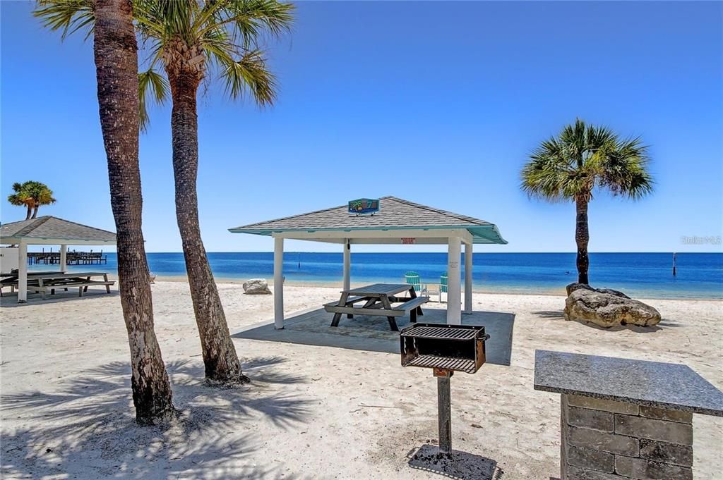 Active With Contract: $119,000 (1 beds, 1 baths, 806 Square Feet)