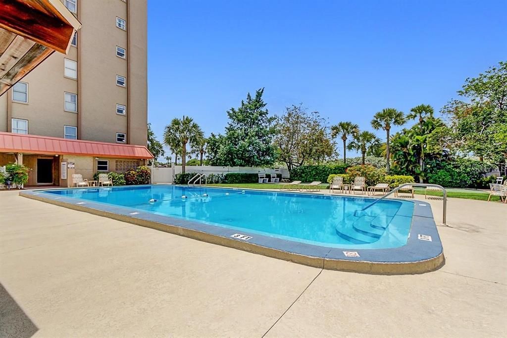 Active With Contract: $119,000 (1 beds, 1 baths, 806 Square Feet)