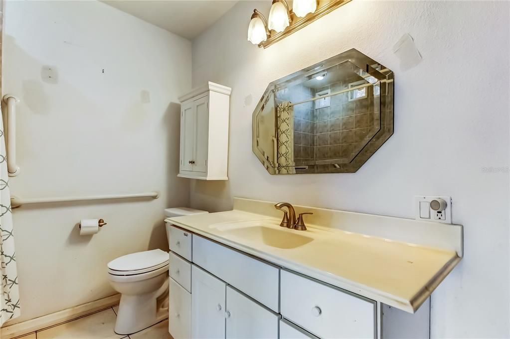 Active With Contract: $119,000 (1 beds, 1 baths, 806 Square Feet)